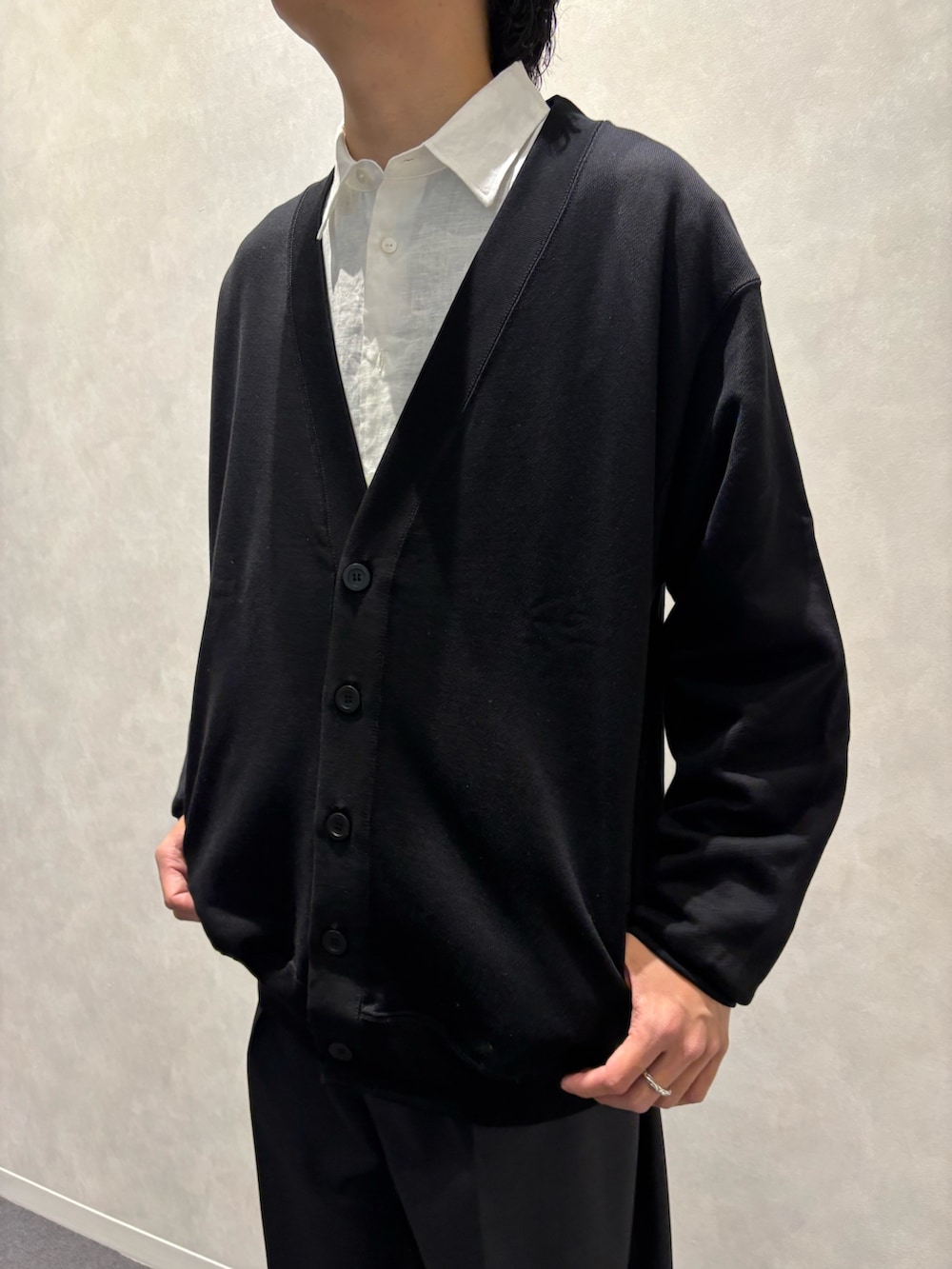 ブラック系のTシャツ/カットソー、ホワイト系のシャツ/ブラウス、ブラック系のショルダーバッグを着用したメンズの春コーディネートの4枚目の写真