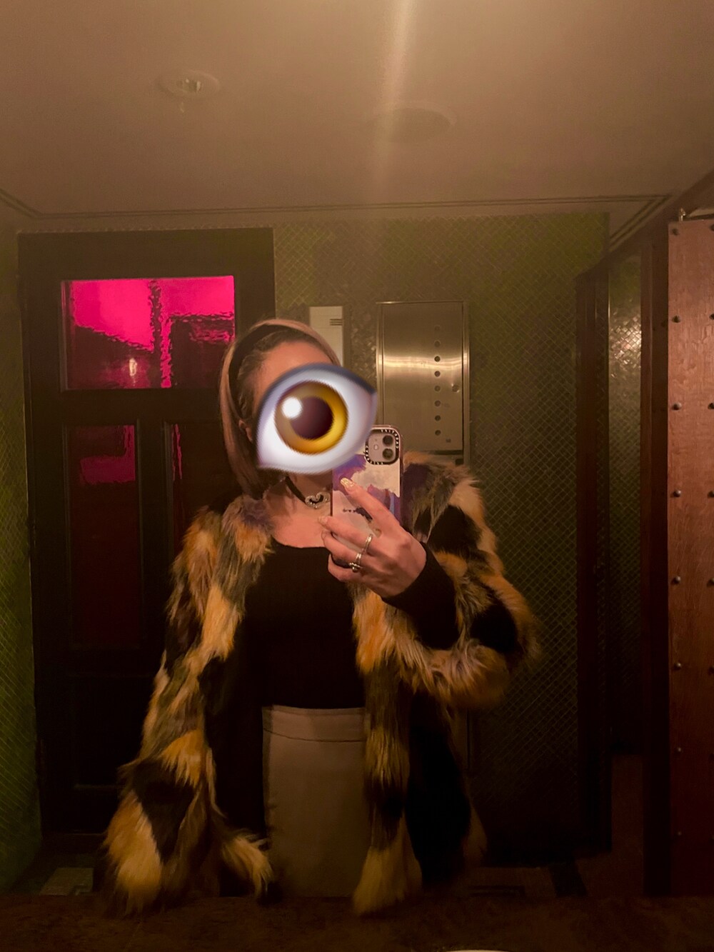 その他のその他アウター、ブラック系のブーツ、グレー系のスカートを着用したレディースの秋コーディネートの2枚目の写真