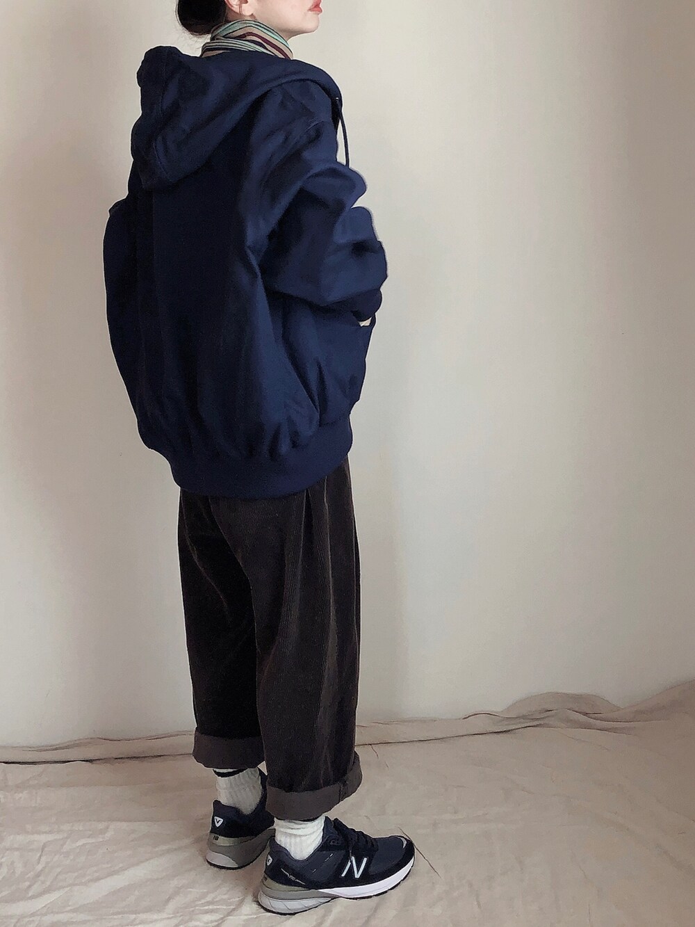 ブルー系のTシャツ/カットソー、ブルー系のブルゾン、ブルー系のスニーカーを着用したレディースの冬コーディネートの2枚目の写真