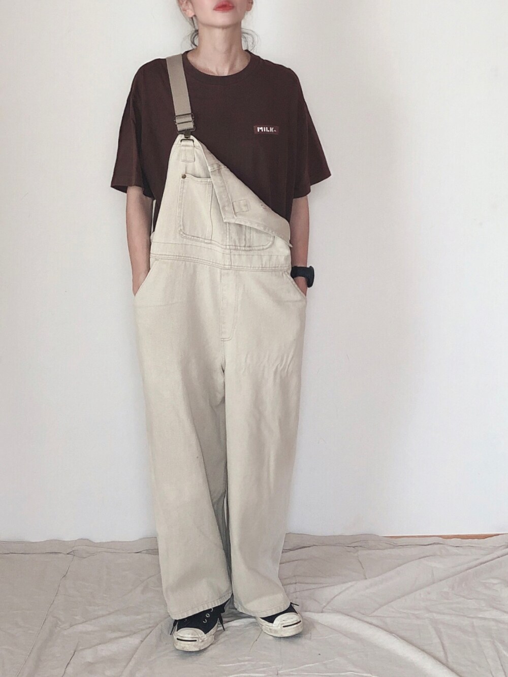 ブラウン系のTシャツ/カットソー、ベージュ系のサロペット/オーバーオールを着用したレディースの秋コーディネートの2枚目の写真