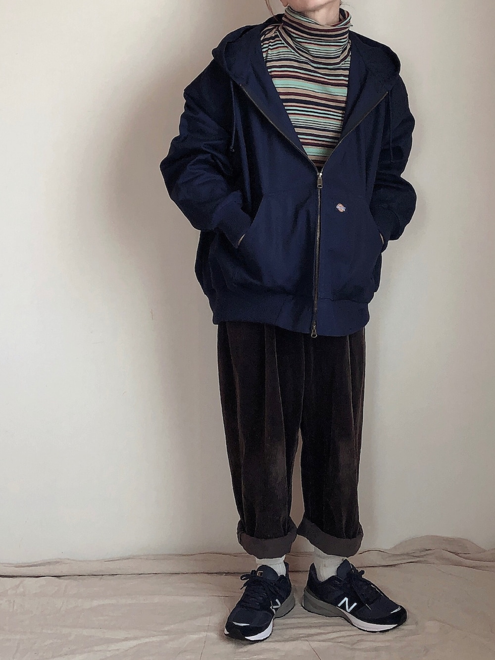 ブルー系のTシャツ/カットソー、ブルー系のブルゾン、ブルー系のスニーカーを着用したレディースの冬コーディネートの3枚目の写真