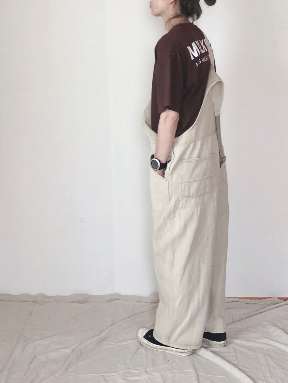 ブラウン系のTシャツ/カットソー、ベージュ系のサロペット/オーバーオールを着用したレディースの秋コーディネートの3枚目の写真