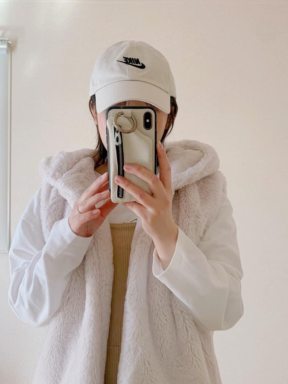 ベージュ系のワンピース、ホワイト系のTシャツ/カットソー、ホワイト系のスニーカーを着用したレディースの春コーディネートの2枚目の写真