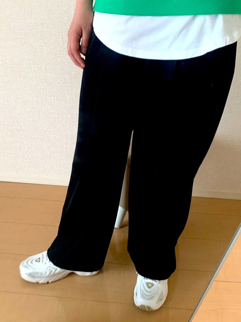 グリーン系のスウェット、ホワイト系のTシャツ/カットソー、ブラック系のその他パンツを着用したレディースの春コーディネートの2枚目の写真