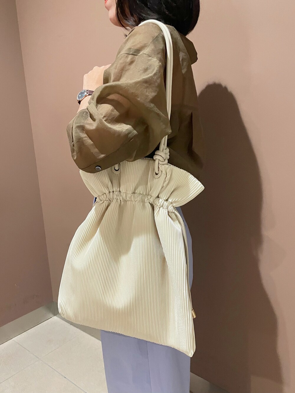 ブルー系のその他パンツ、ホワイト系のサンダル、ホワイト系のトートバッグを着用したレディースの夏コーディネートの4枚目の写真