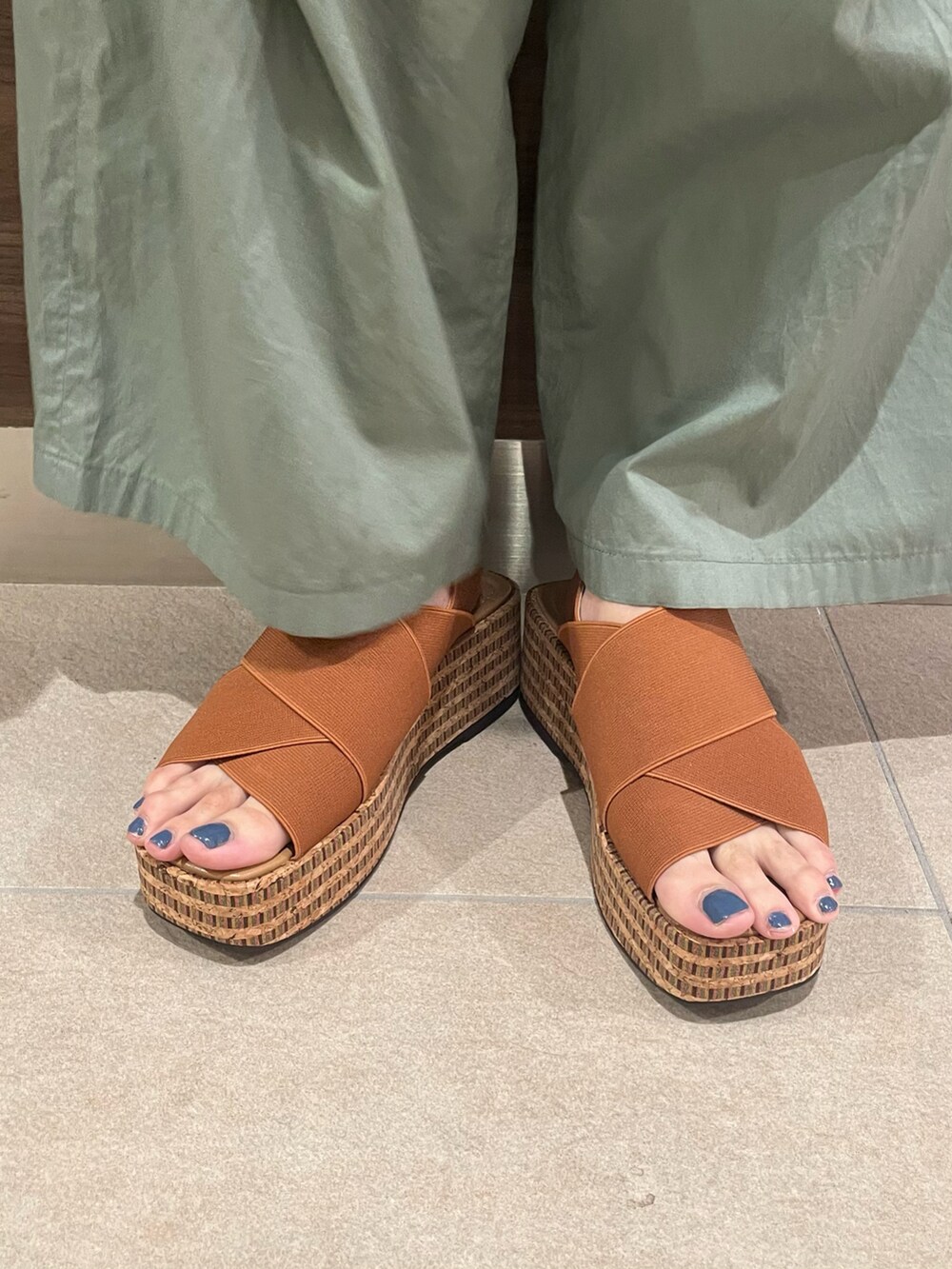 ホワイト系のトートバッグ、イエロー系のサンダルを着用したレディースの夏コーディネートの2枚目の写真