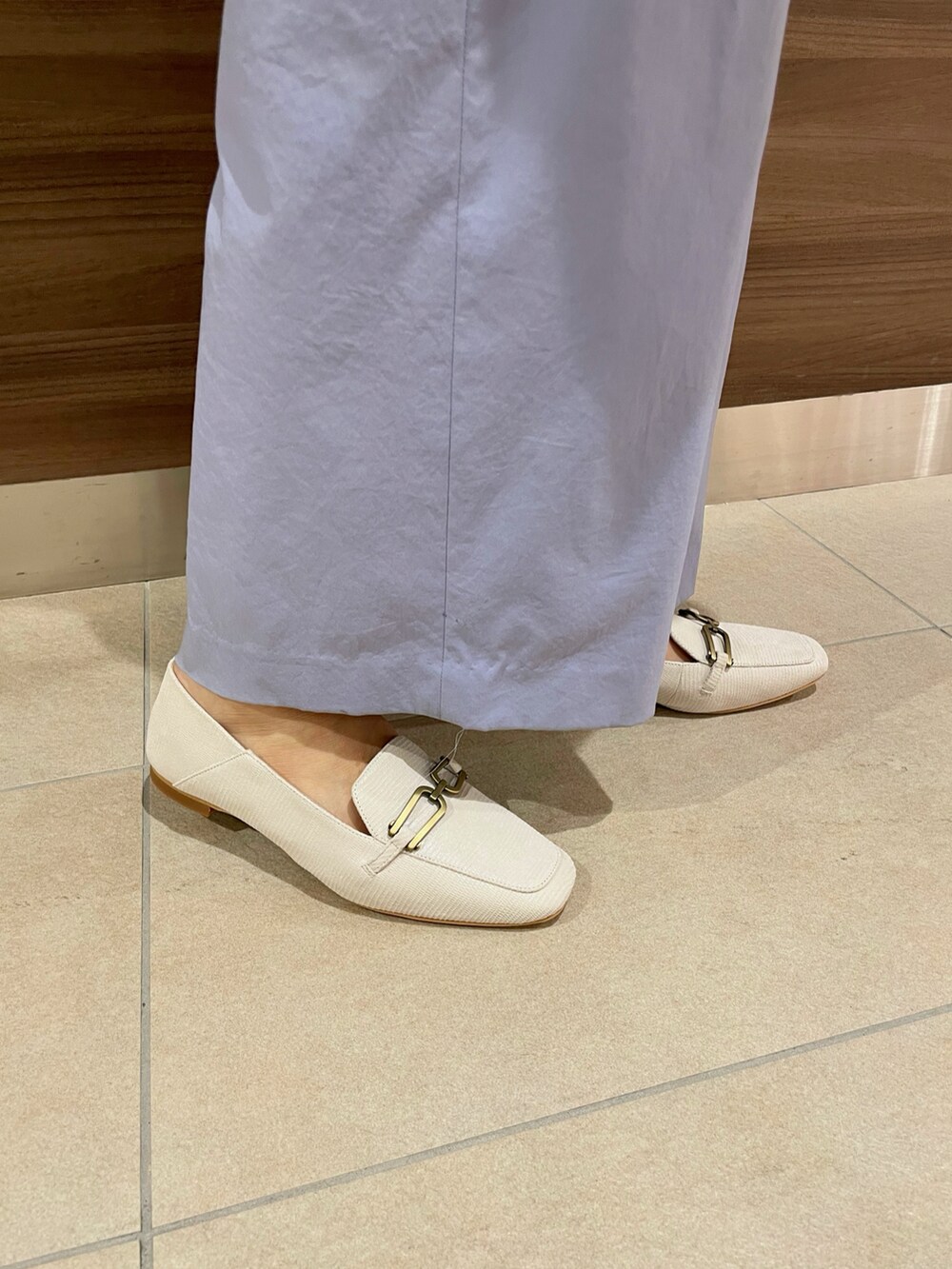 ベージュ系のショルダーバッグ、ブルー系のその他パンツ、ホワイト系のローファーを着用したレディースの夏コーディネートの3枚目の写真