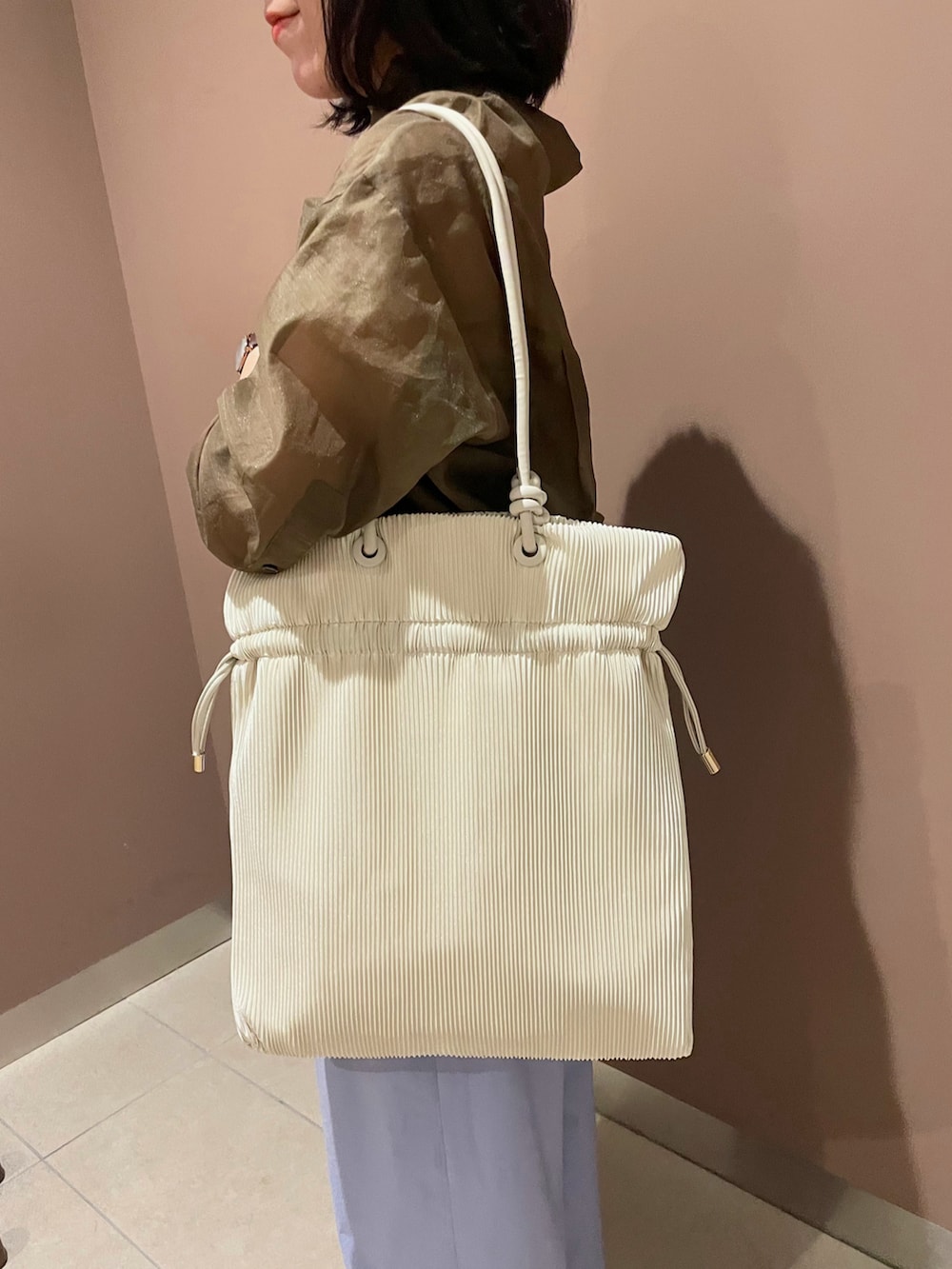 ブルー系のその他パンツ、ホワイト系のサンダル、ホワイト系のトートバッグを着用したレディースの夏コーディネートの5枚目の写真