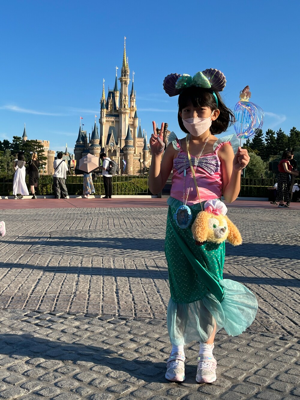 ブラック系のシャツ/ブラウス、ブラック系のその他パンツ、ホワイト系のスニーカーを着用したメンズの秋コーディネートの2枚目の写真