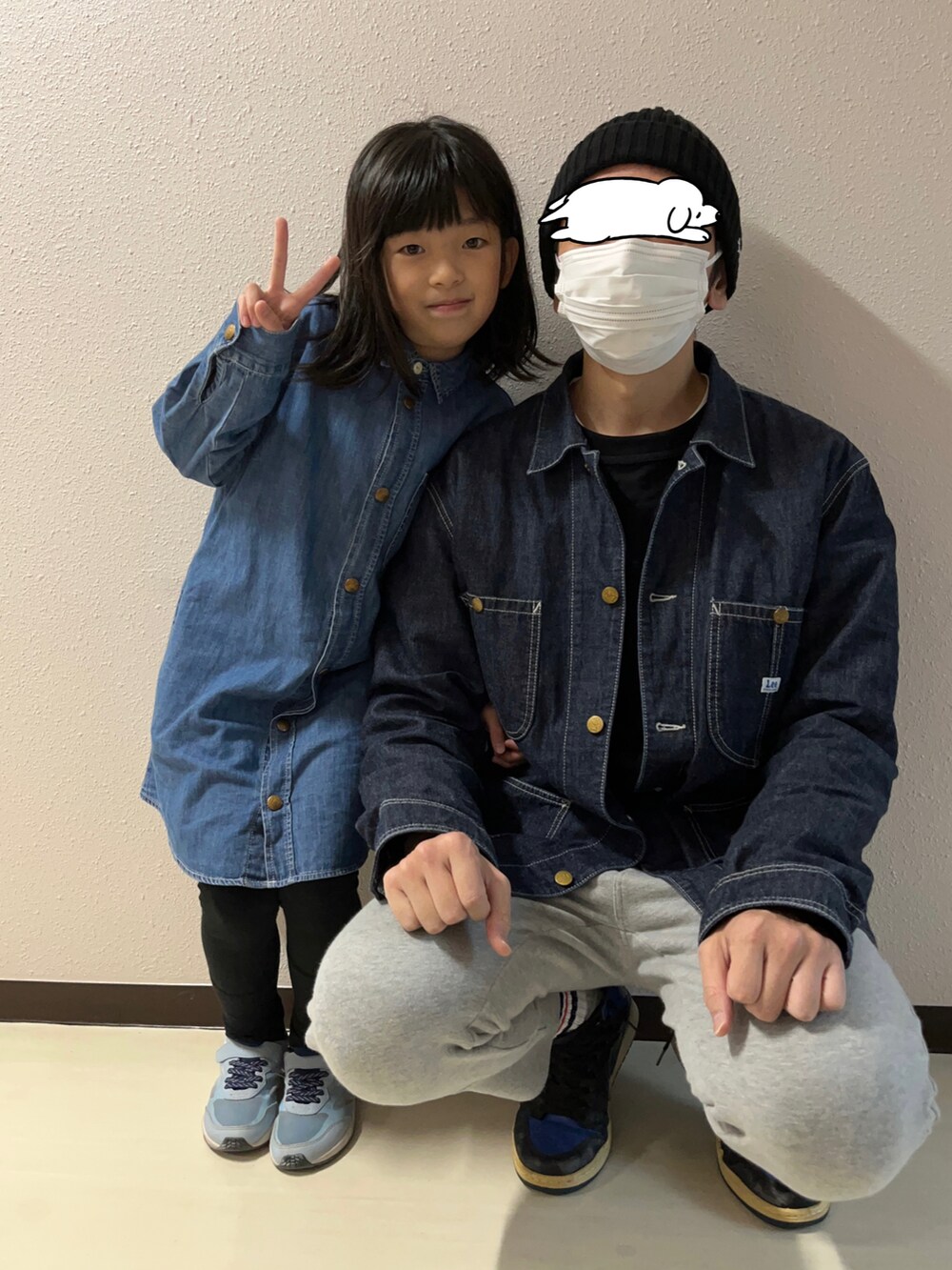 グレー系のスウェットパンツ、ブルー系のスニーカー、ブルー系のカバーオールを着用したメンズの秋コーディネートの2枚目の写真