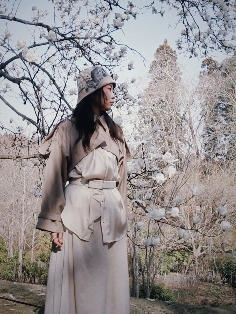 ベージュ系のジャケット/アウター、ホワイト系のシャツ/ブラウス、ベージュ系のワンピースを着用したレディースの春コーディネートの2枚目の写真