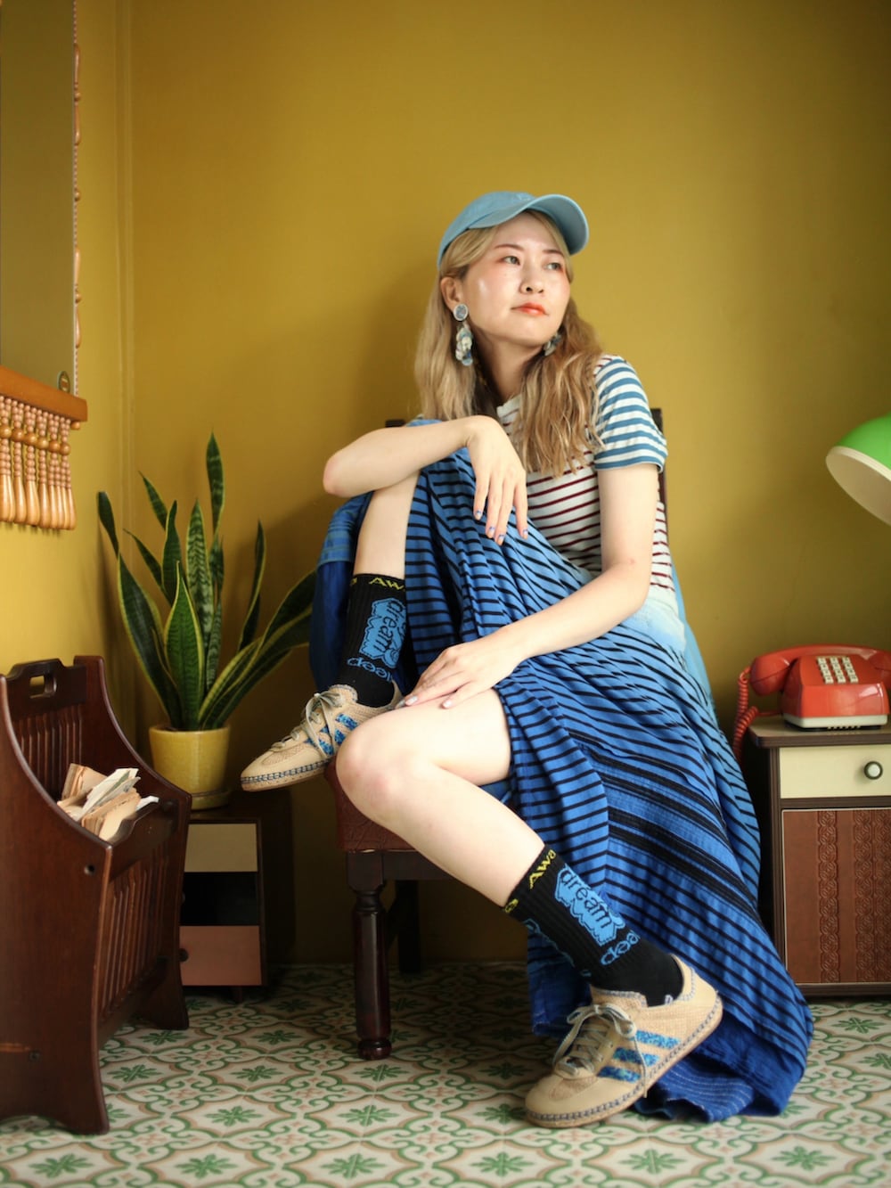 ブルー系のワンピース/ドレス、ベージュ系のスニーカー、ベージュ系のスニーカーを着用したレディースの夏コーディネートの2枚目の写真