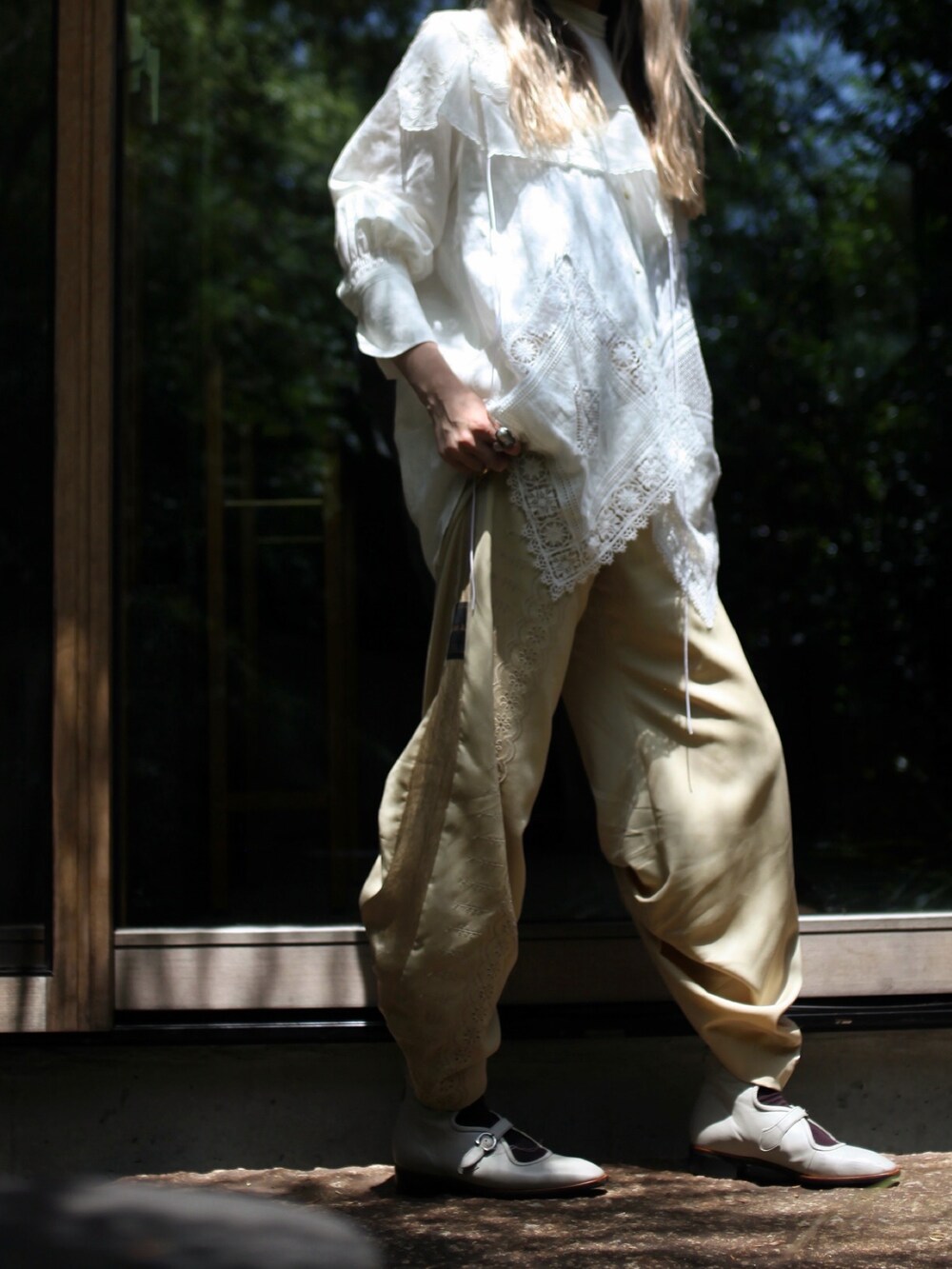 「レース、レースブラウス、mister it、ADAM ET ROPÉ、KATIM、Plage、キャップ、白ブラウス」｜「SALON adam et rope'のヘムクロスレースシャツ（シャツ/ブラウス、ホワイト系）」を使った、ayupyさん（レディース・162cm）の春コーディネートの3枚目の写真