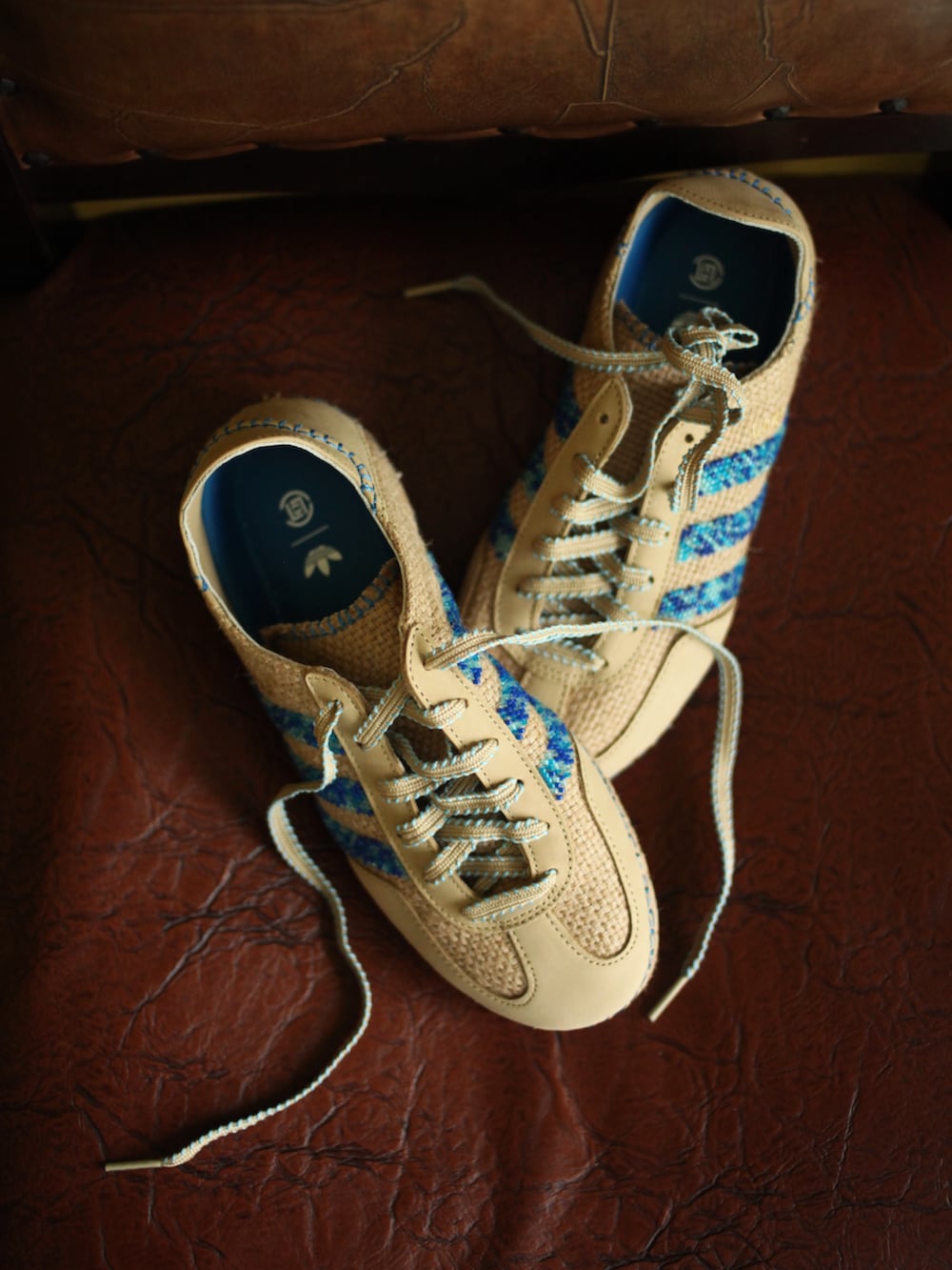 ブルー系のワンピース/ドレス、ベージュ系のスニーカー、ベージュ系のスニーカーを着用したレディースの夏コーディネートの3枚目の写真