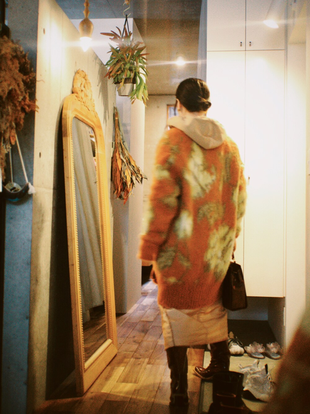 「同系色コーデ、オレンジニット、basemark、REJINAPYO、ETRO、miista、休日スタイル、ビッグシルエット、古着MIX」｜「REJINA PYOのアイテム（パーカー、ベージュ系）」を使った、ayupyさん（レディース・162cm）の春コーディネートの2枚目の写真