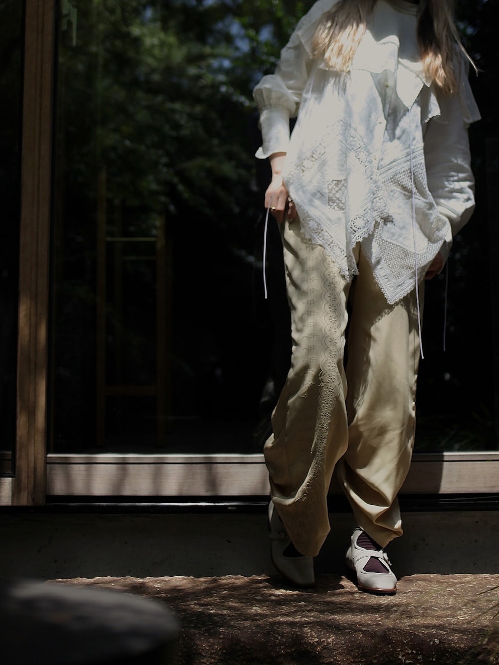 「レース、レースブラウス、mister it、ADAM ET ROPÉ、KATIM、Plage、キャップ、白ブラウス」｜「SALON adam et rope'のヘムクロスレースシャツ（シャツ/ブラウス、ホワイト系）」を使った、ayupyさん（レディース・162cm）の春コーディネートの2枚目の写真