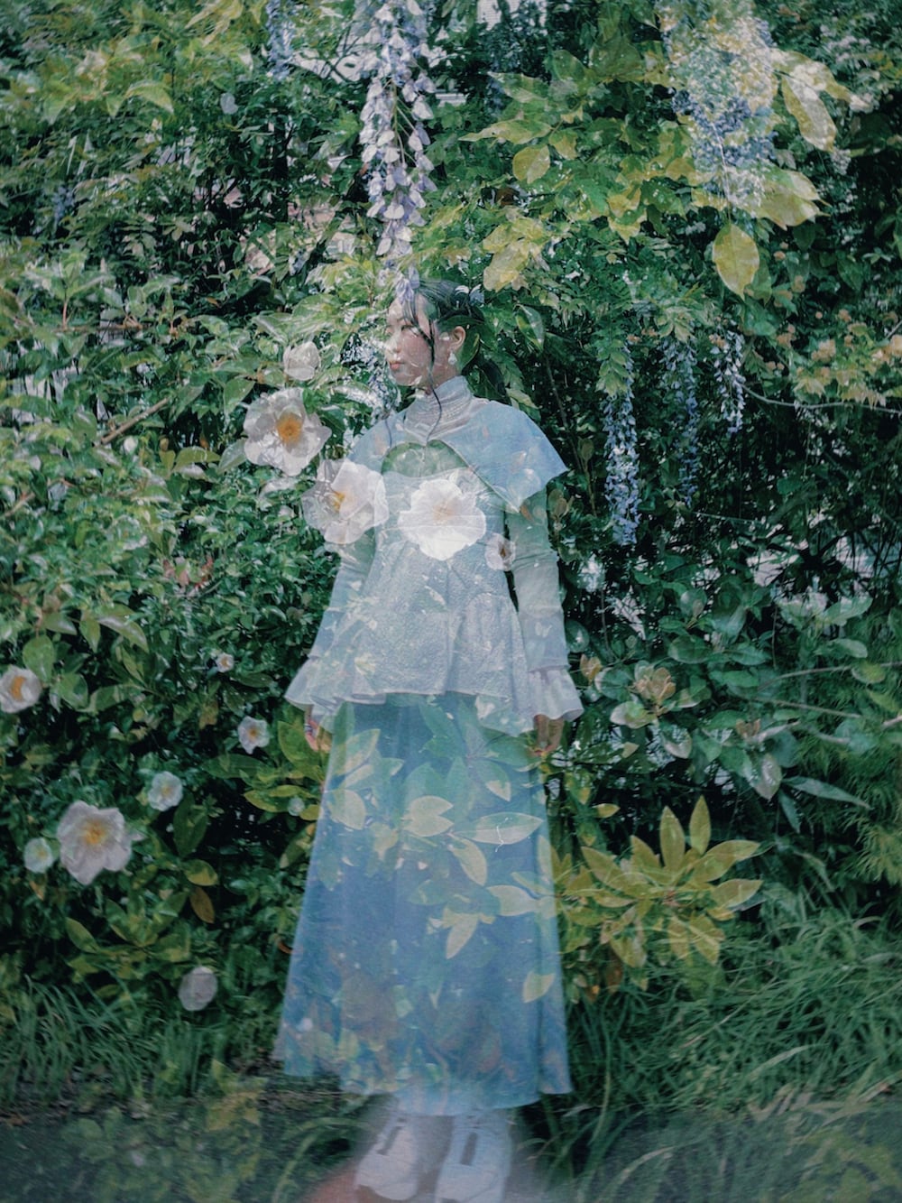 「散歩、春コーデ、グラデーション、タイダイ柄、ceciliebahnsen、THINGSTHATMATTER」｜「CECILIE BAHNSENのアイテム（キャミソール、ホワイト系）」を使った、ayupyさん（レディース・162cm）の春コーディネートの2枚目の写真