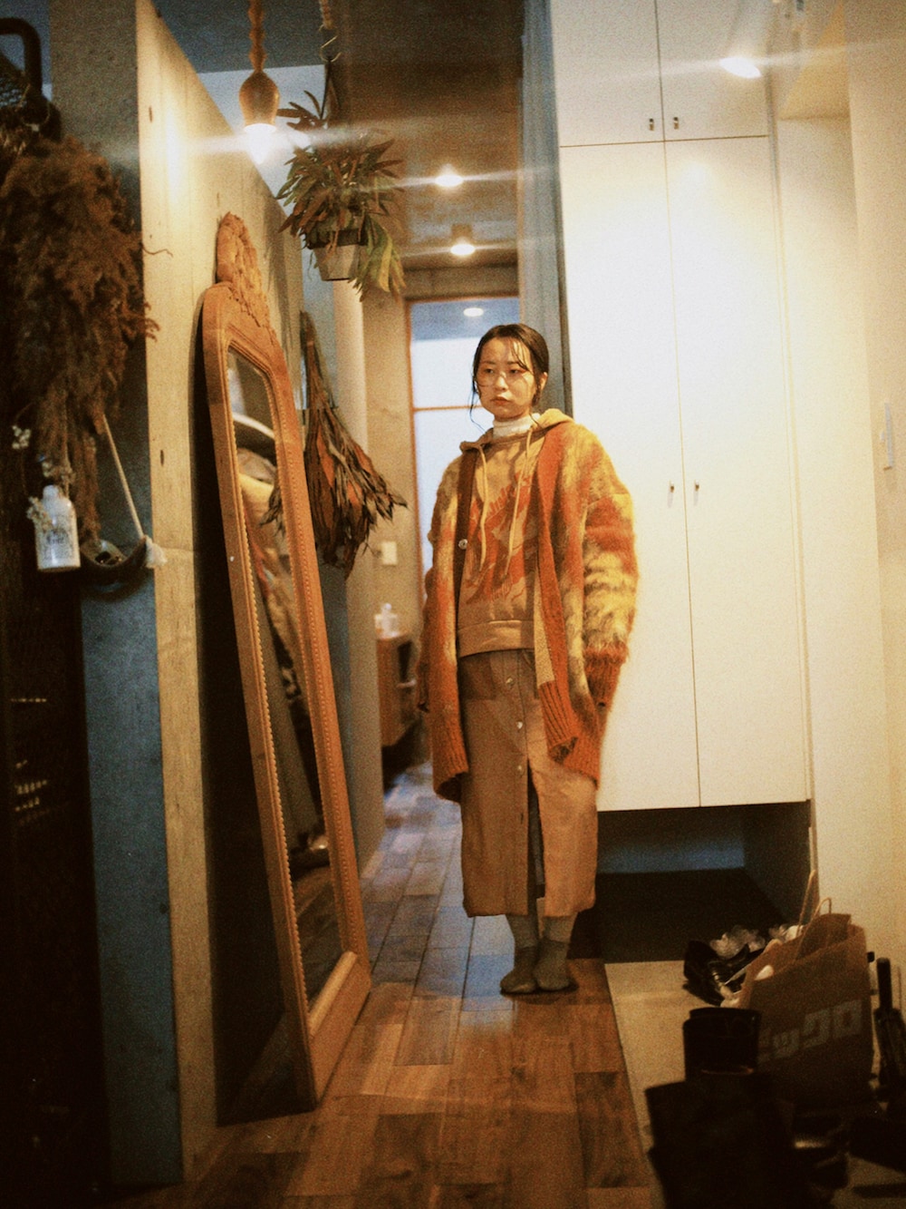 「同系色コーデ、オレンジニット、basemark、REJINAPYO、ETRO、miista、休日スタイル、ビッグシルエット、古着MIX」｜「REJINA PYOのアイテム（パーカー、ベージュ系）」を使った、ayupyさん（レディース・162cm）の春コーディネートの3枚目の写真