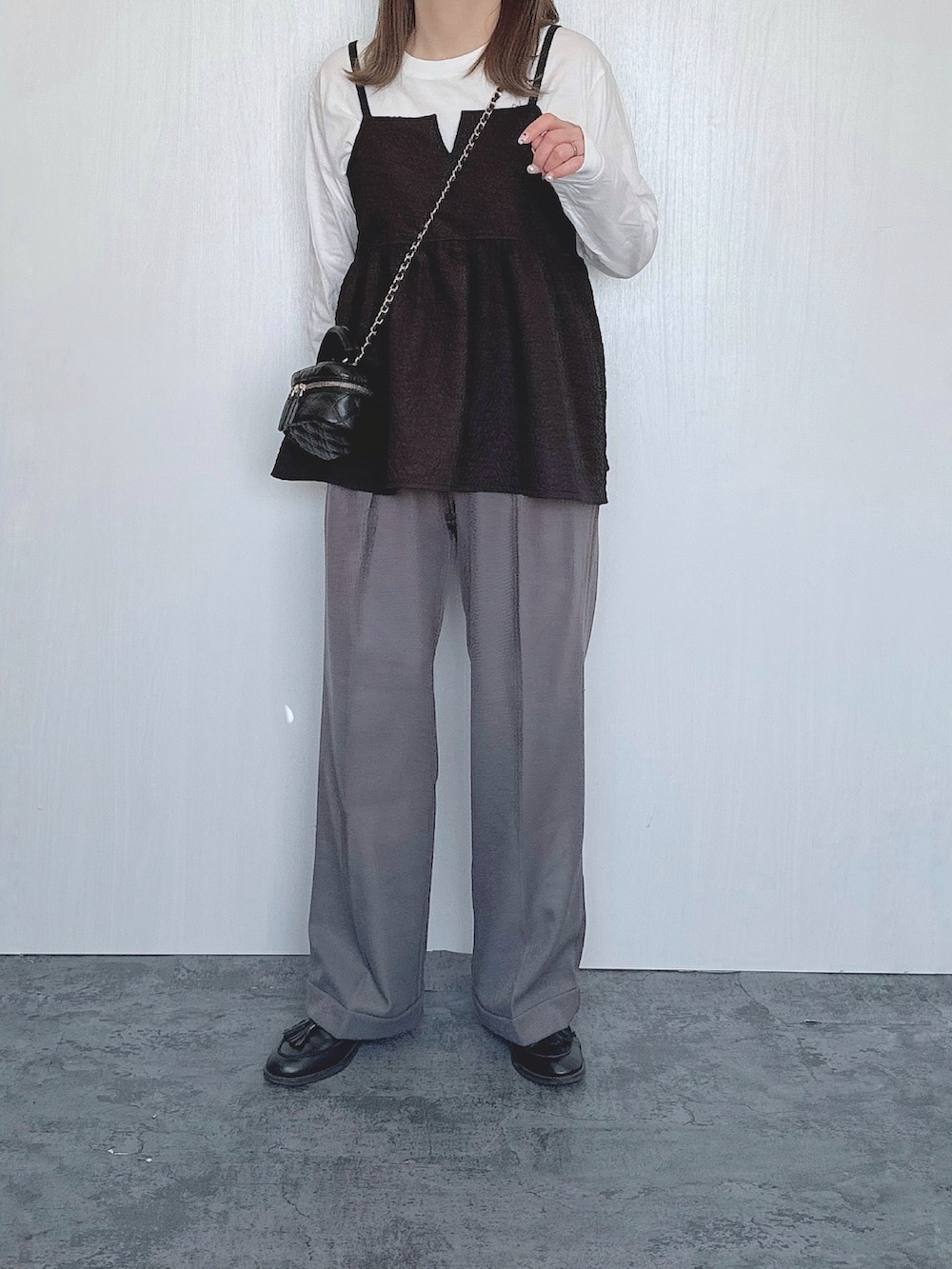 「春服、カジュアルコーデ、大人かわいい、春夏コーデ、大人女子、大人ガーリー、ビスチェ、キャミソール」｜「JUNOAHの【セットアップ可】膨れジャガードキャミソール（キャミソール、ブラック系）」を使った、Chisato  さん（レディース・158cm）の春コーディネートの2枚目の写真