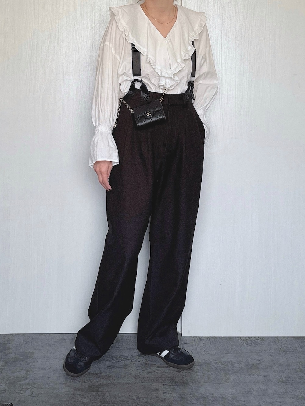 ホワイト系のシャツ/ブラウス、ブラック系のパンツ、ブラック系のスニーカーを着用したレディースの冬コーディネートの2枚目の写真