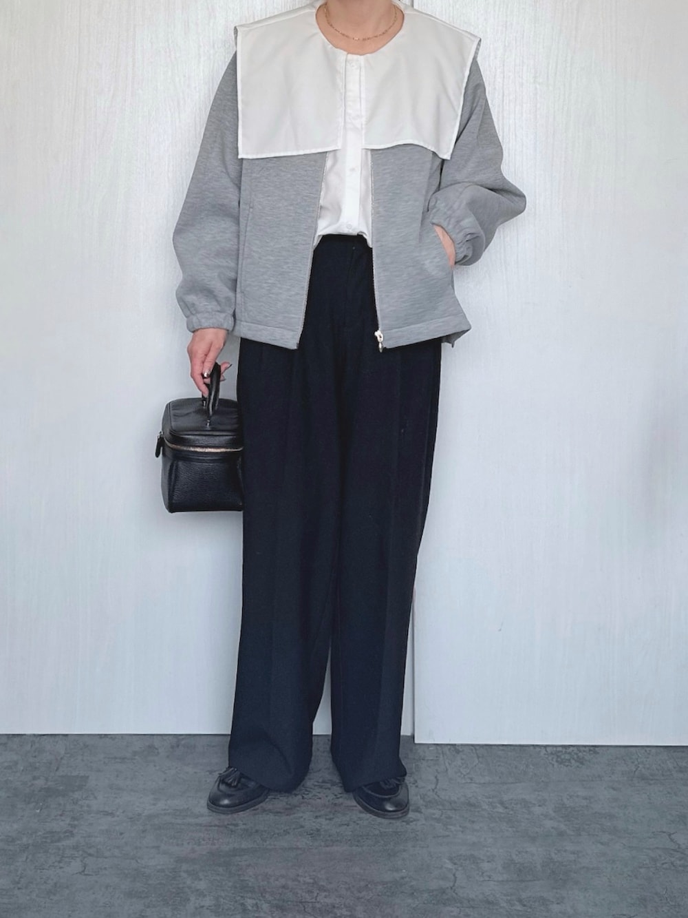 ホワイト系のシャツ/ブラウス、ブラック系のパンツを着用したレディースの冬コーディネートの2枚目の写真