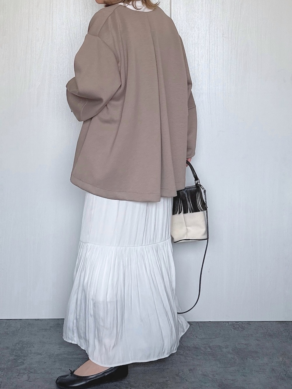 「秋服コーデ、大人コーデ、ラクチンコーデ、大人女子、スカートスタイル、フレアスカート」｜「libelle moreの【2024AW】ダンボールポンチノーカラーフレアーブルゾン（ブルゾン、ブラウン系）」を使った、Chisato  さん（レディース・158cm）の秋コーディネートの2枚目の写真