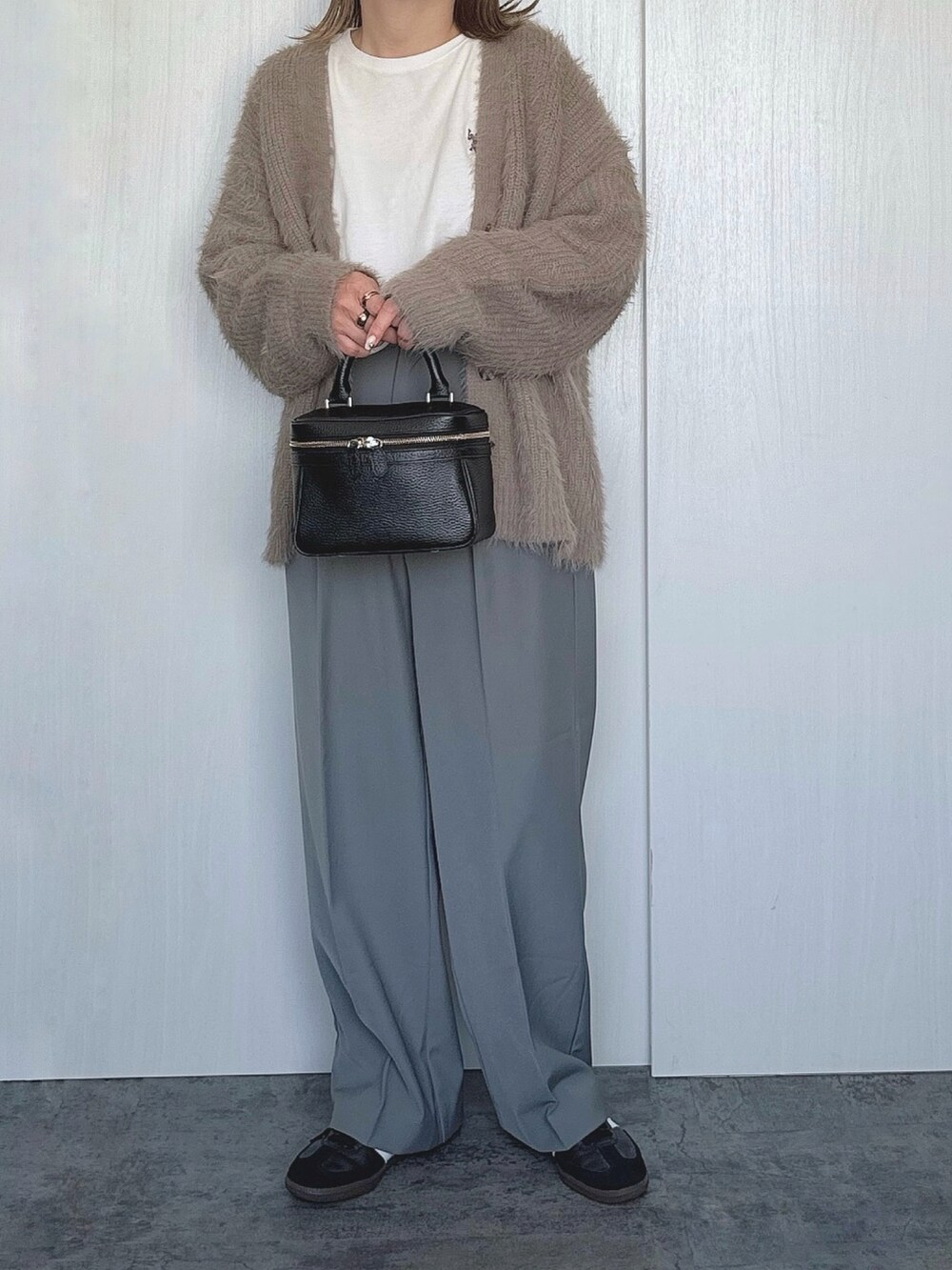 「大人女子、モノトーンコーデ、カーディガン、スラックス、大人かわいい、スニーカーコーデ」｜「andmeのアイテム（カーディガン/ボレロ、グレー系）」を使った、Chisato  さん（レディース・158cm）の秋コーディネートの2枚目の写真