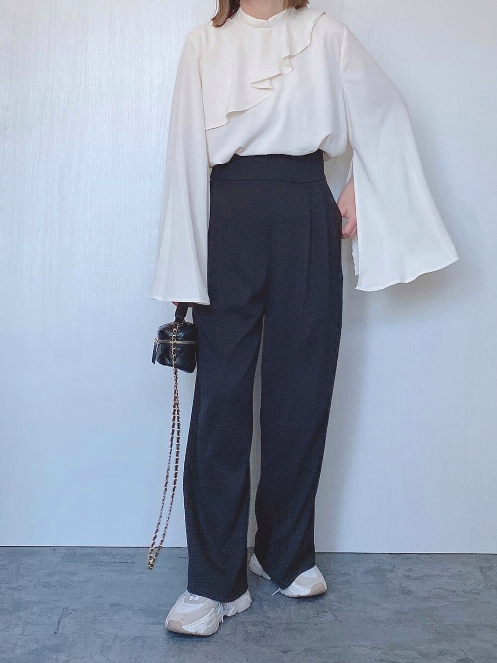ホワイト系のシャツ/ブラウス、ブラック系のその他パンツを着用したレディースの春コーディネートの2枚目の写真