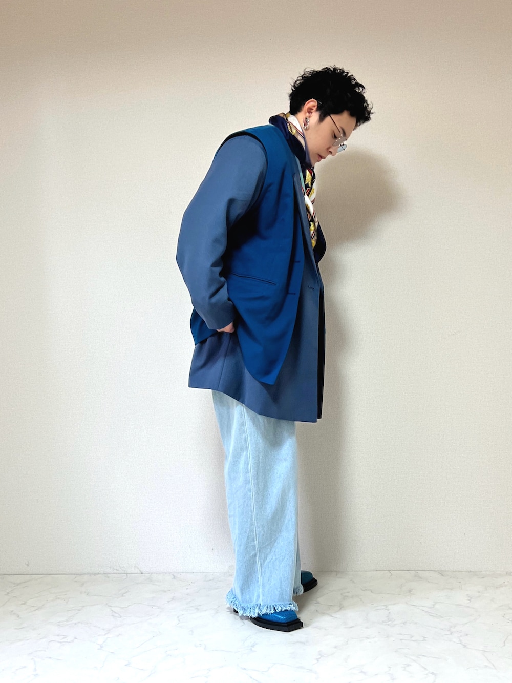 ブルー系のショルダーバッグ、ブルー系のノーカラージャケット、ブルー系のテーラードジャケットを着用したメンズの冬コーディネートの3枚目の写真