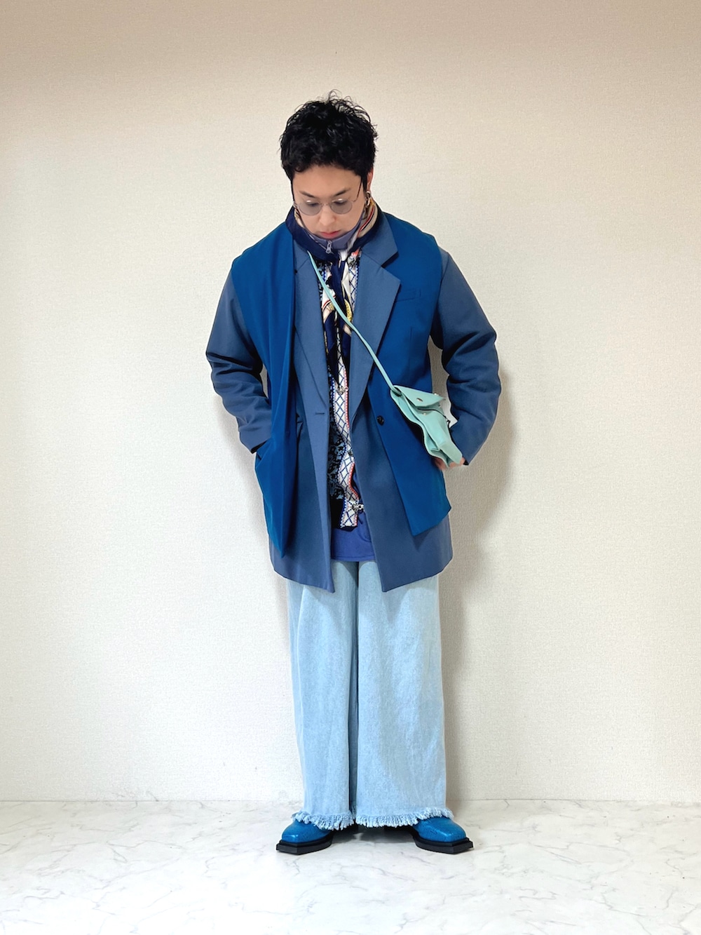 ブルー系のショルダーバッグ、ブルー系のノーカラージャケット、ブルー系のテーラードジャケットを着用したメンズの冬コーディネートの2枚目の写真