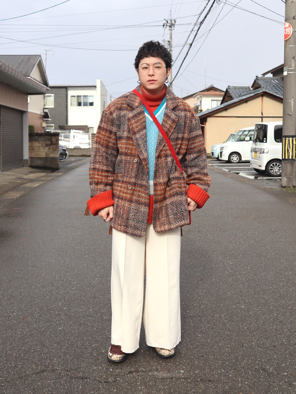 「メガネ男子、レイヤードスタイル、淡色コーデ、冬アウター、チェック、フレアパンツ、ショルダーバッグ、タートルネックニット、厚底シューズ、outfit、ファッションを楽しもう、きれいめカジュアル、低身長男子、古着MIX、ニット」|「renya made in INTER FACTORYのファッションインフルエンサー renya - バギーフレアカットオフパンツ made in INTER FACTORY(その他パンツ、ホワイト系)」を使った、SuZuAさん(メンズ・160cm)の冬コーディネートの2枚目の写真