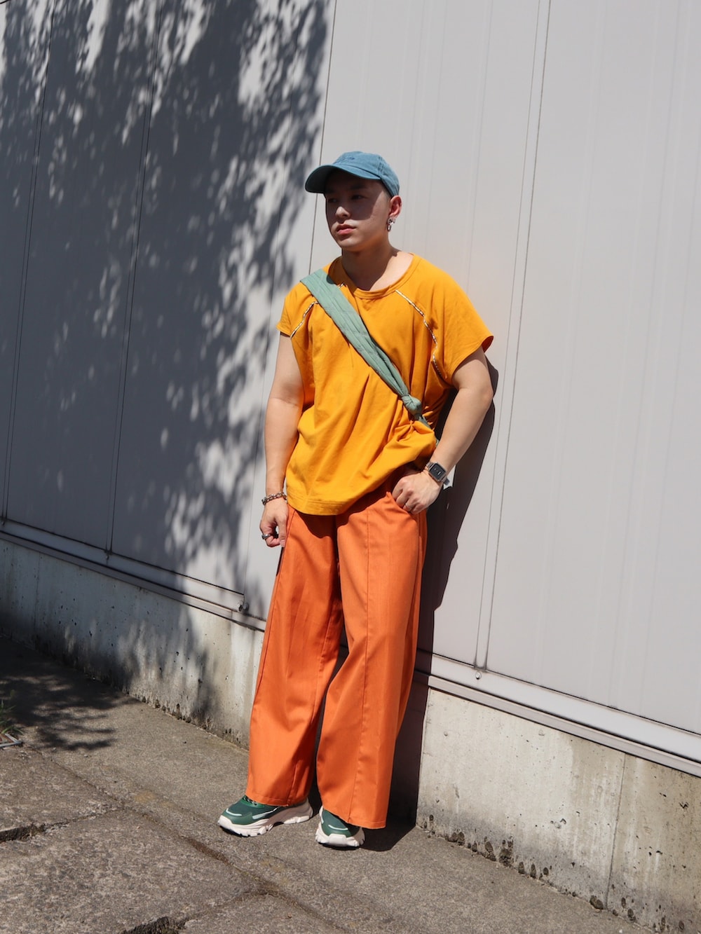 「夏コーデ、バギーパンツ、バギーフレア、フレアパンツ、スニーカーコーデ、スニーカースタイル、キャップコーデ、デニムキャップ、きれいめ、オレンジ、オレンジコーデ、低身長コーデ、ショルダーバッグ、ワントーン、厚底スニーカー」｜「チチカカのヨークパイピングプルオーバー（Tシャツ/カットソー、オレンジ系）」を使った、SuZuAさん（メンズ・160cm）の夏コーディネートの2枚目の写真
