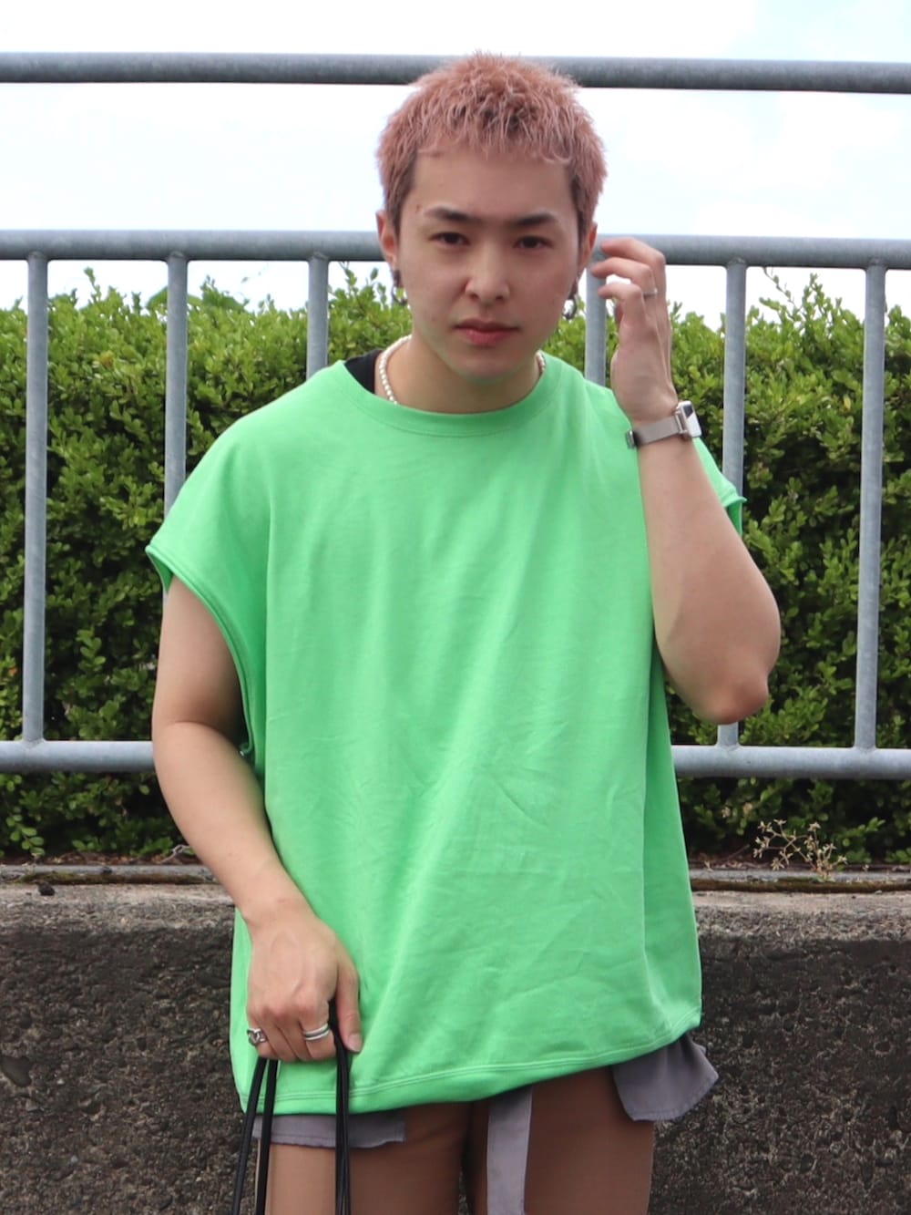 「おしゃれさんと繋がりたい、ビタミンカラー、淡色コーデ、フレアパンツ、New Balance、ニューバランス、スニーカーコーデ、スニーカー、低身長コーデ、低身長、初夏コーデ、ゆるコーデ、トートバッグ、厚底シューズ、韓国ファッション」|「notintoのアイテム(パンツ、ベージュ系)」を使った、SuZuAさん(メンズ・160cm)の夏コーディネートの2枚目の写真