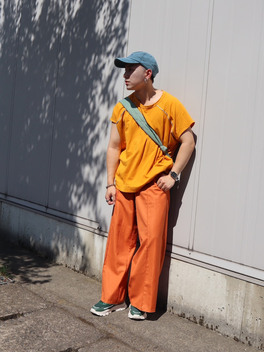 「夏コーデ、バギーパンツ、バギーフレア、フレアパンツ、スニーカーコーデ、スニーカースタイル、キャップコーデ、デニムキャップ、きれいめ、オレンジ、オレンジコーデ、低身長コーデ、ショルダーバッグ、ワントーン、厚底スニーカー」｜「チチカカのヨークパイピングプルオーバー（Tシャツ/カットソー、オレンジ系）」を使った、SuZuAさん（メンズ・160cm）の夏コーディネートの3枚目の写真
