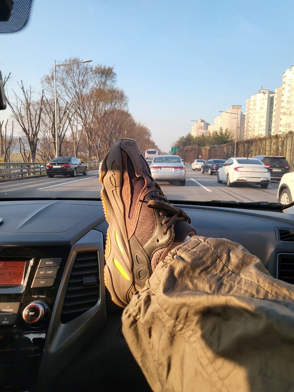 ブルー系のジャケット/アウター、グリーン系のパンツ、その他のシューズを着用したレディースの春コーディネートの4枚目の写真