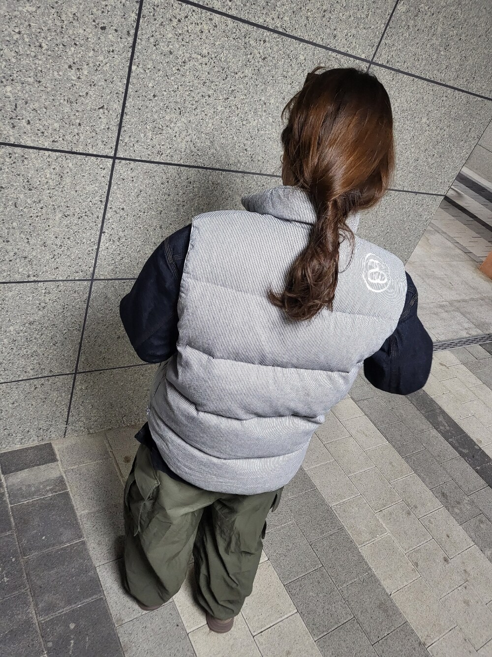 ブルー系のジャケット/アウター、グリーン系のパンツ、その他のシューズを着用したレディースの春コーディネートの2枚目の写真