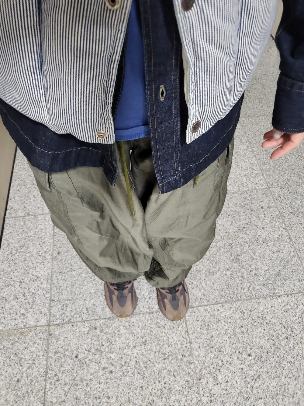 ブルー系のジャケット/アウター、グリーン系のパンツ、その他のシューズを着用したレディースの春コーディネートの3枚目の写真