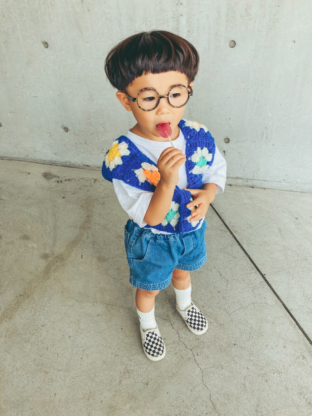 ホワイト系のTシャツ/カットソーを着用したキッズの秋コーディネートの2枚目の写真