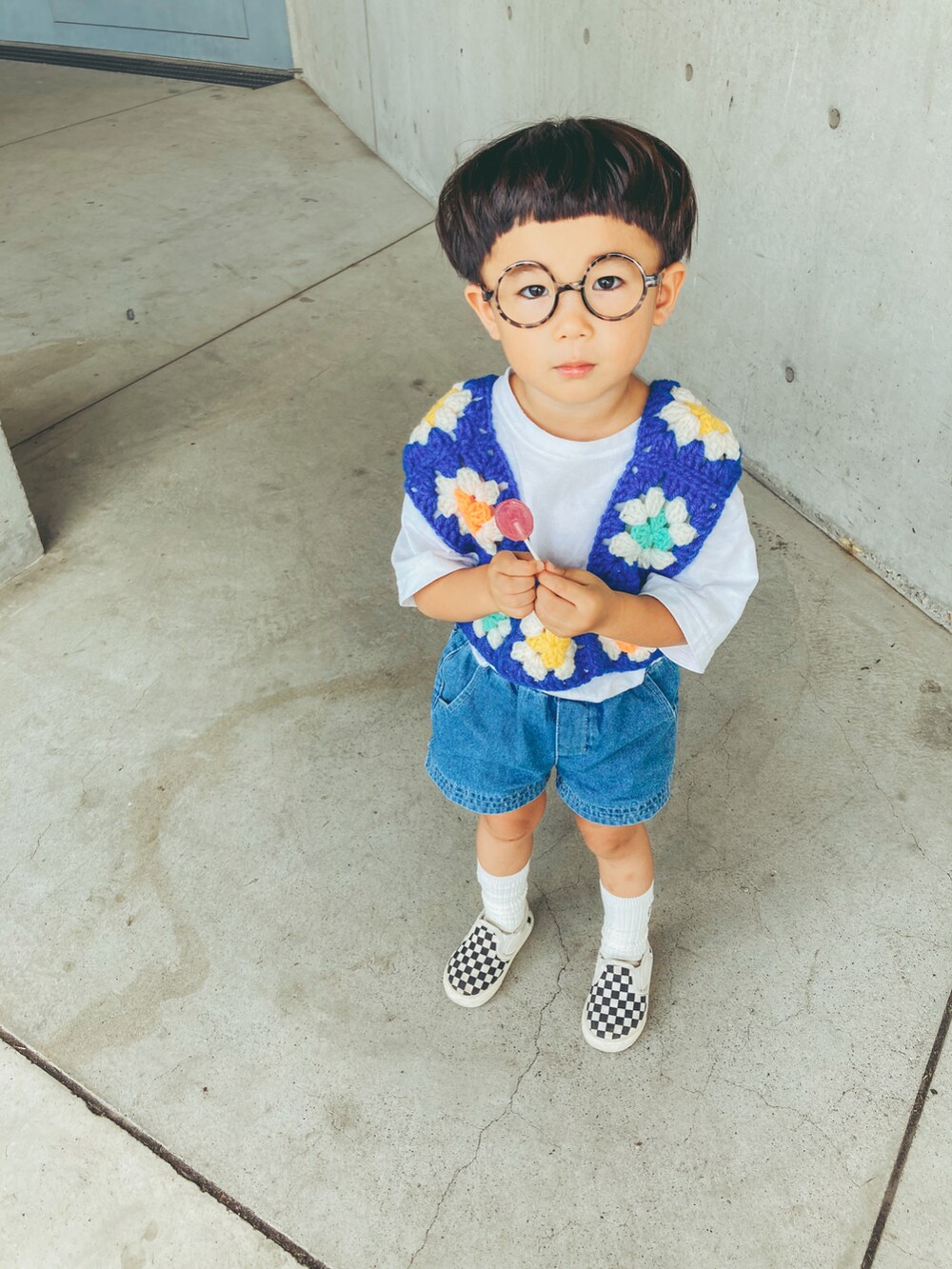 ホワイト系のTシャツ/カットソーを着用したキッズの秋コーディネートの3枚目の写真