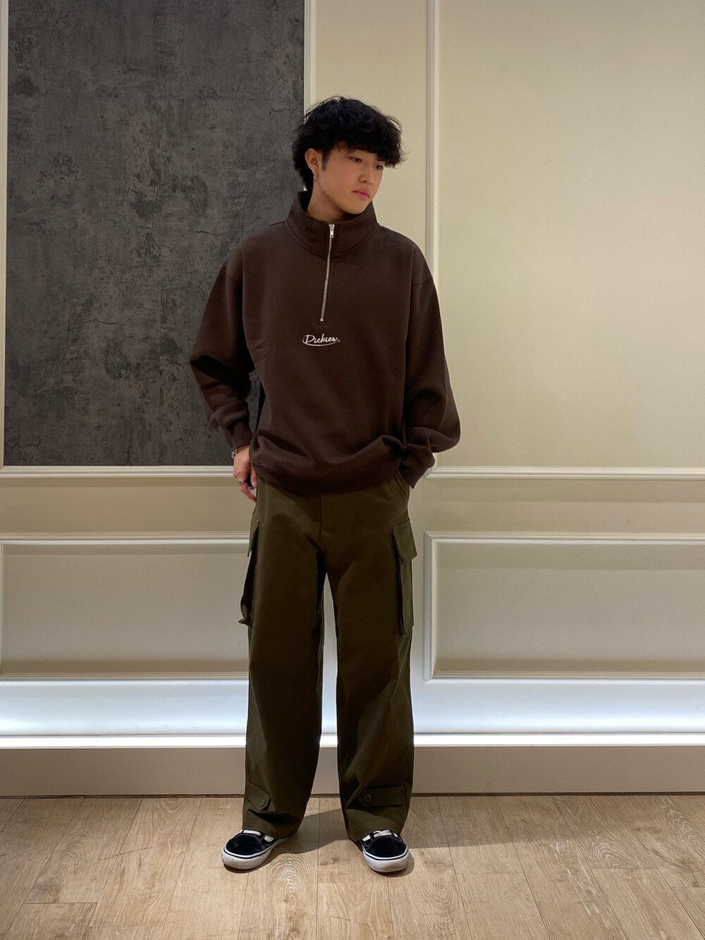 「きれいめカジュアル、ストリート、カーゴパンツ、モノトーン、スウェット、お出かけコーデ、プチプラ、ハーフジップ、秋のコーデ、秋冬コーデ、シンプルスタイル、メンズコーデ、Dickies、m47、FREDY&GLOSTER」｜「Dickiesの【Dickies/ディッキーズ】ロゴ刺繍 ハーフジップスウェット（スウェット、ブラウン系）」を使った、クロリュウさん（メンズ・171cm）の秋コーディネートの2枚目の写真