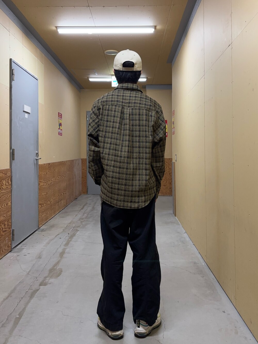 グリーン系のシャツ/ブラウス、イエロー系のポーチを着用したメンズの春コーディネートの3枚目の写真