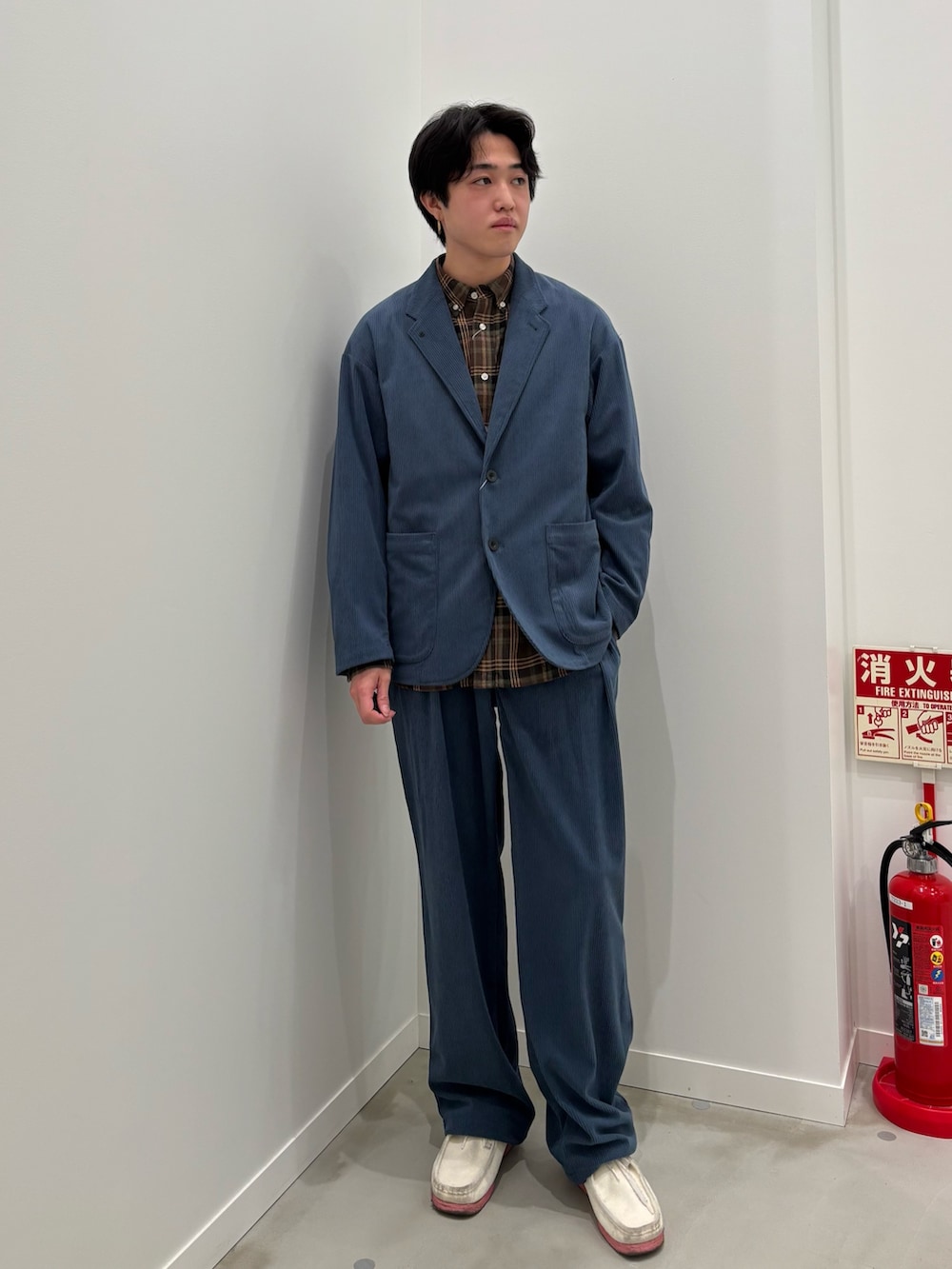 ブルー系のその他パンツ、ブラウン系のシャツ/ブラウス、ブルー系のテーラードジャケットを着用したメンズの冬コーディネートの4枚目の写真
