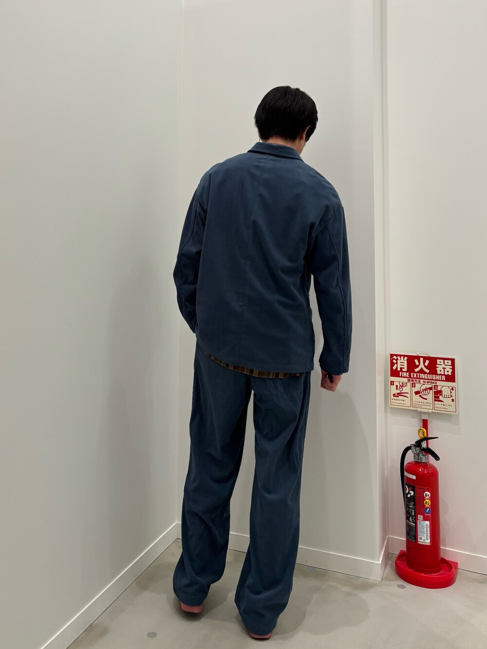 ブルー系のその他パンツ、ブラウン系のシャツ/ブラウス、ブルー系のテーラードジャケットを着用したメンズの冬コーディネートの3枚目の写真