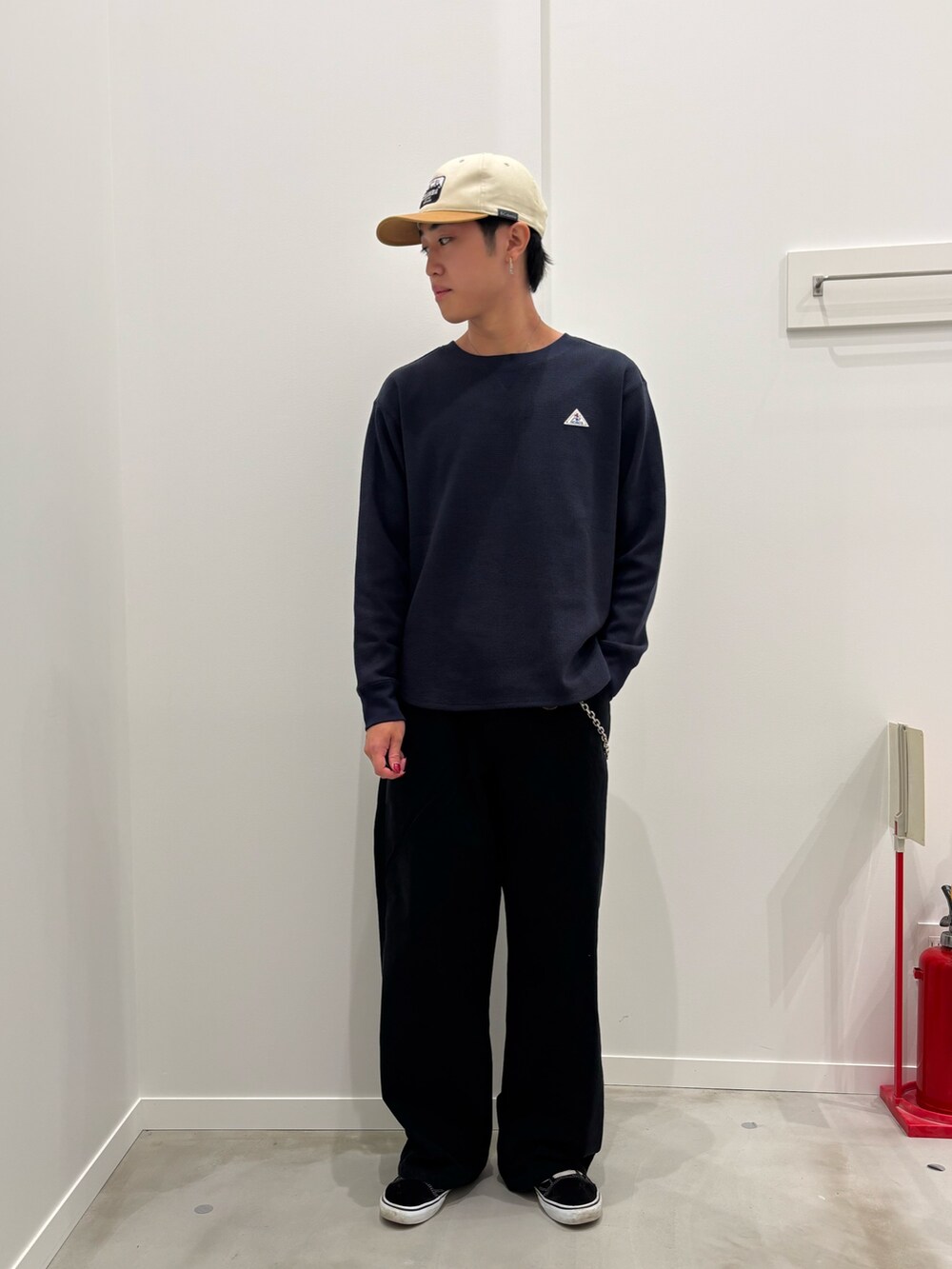 ブルー系のTシャツ/カットソー、ブラック系のその他パンツを着用したメンズの秋コーディネートの4枚目の写真