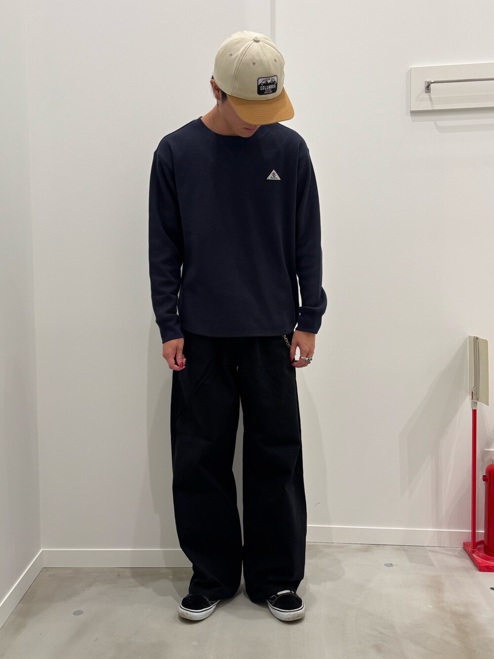 ブルー系のTシャツ/カットソー、ブラック系のその他パンツを着用したメンズの秋コーディネートの5枚目の写真