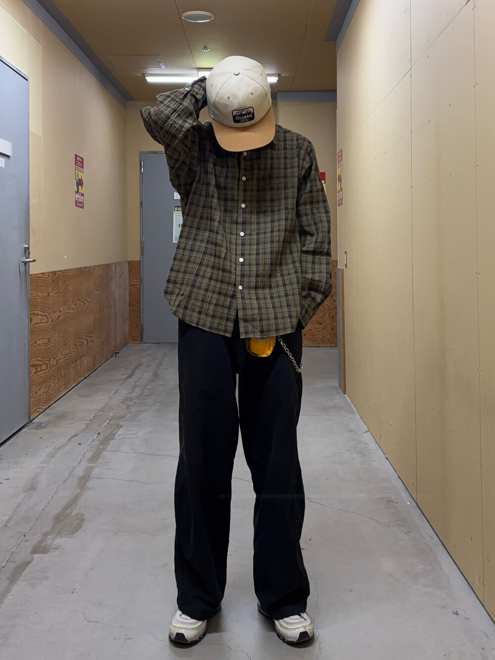 グリーン系のシャツ/ブラウス、イエロー系のポーチを着用したメンズの春コーディネートの4枚目の写真