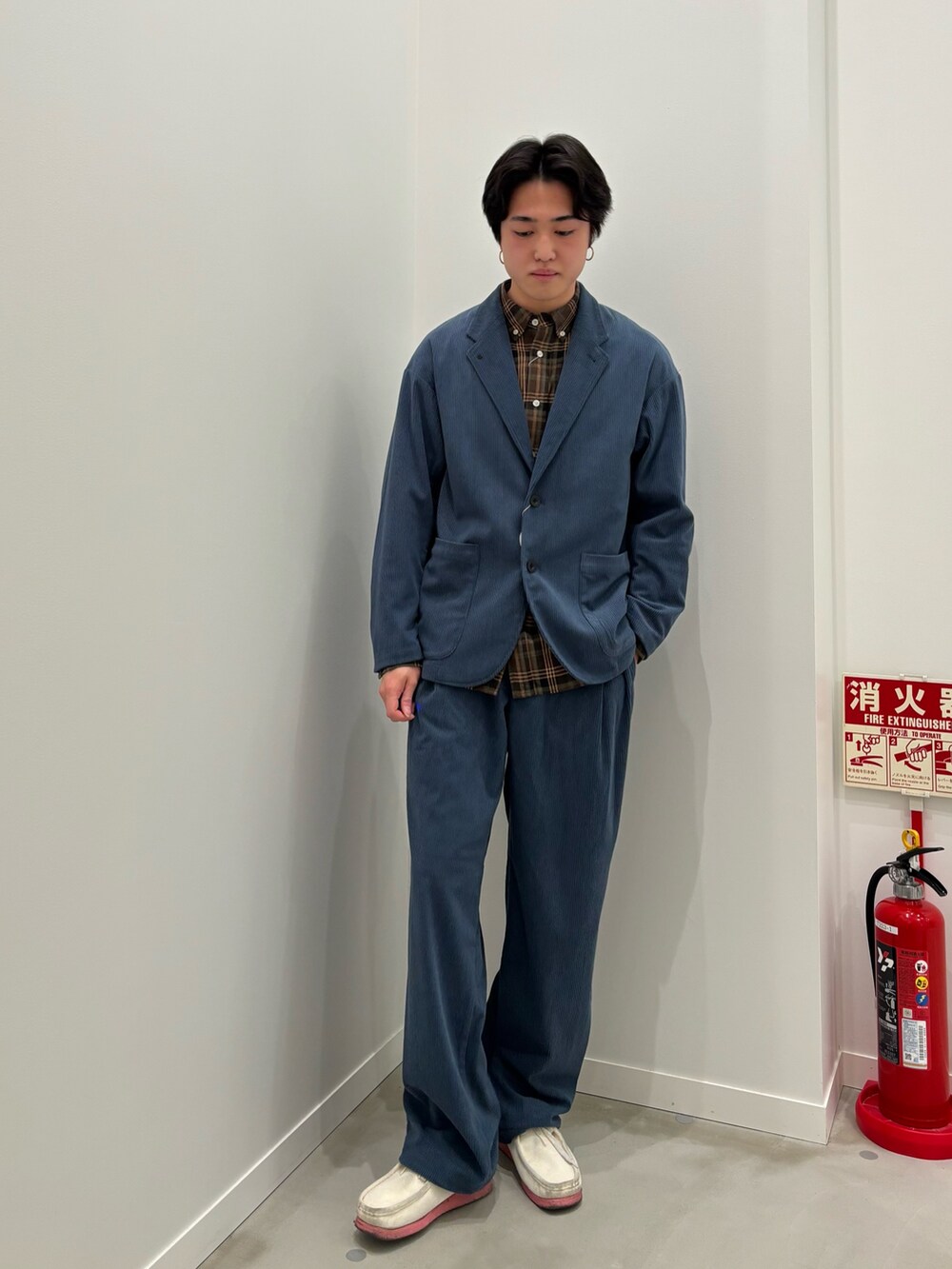 ブルー系のその他パンツ、ブラウン系のシャツ/ブラウス、ブルー系のテーラードジャケットを着用したメンズの冬コーディネートの2枚目の写真