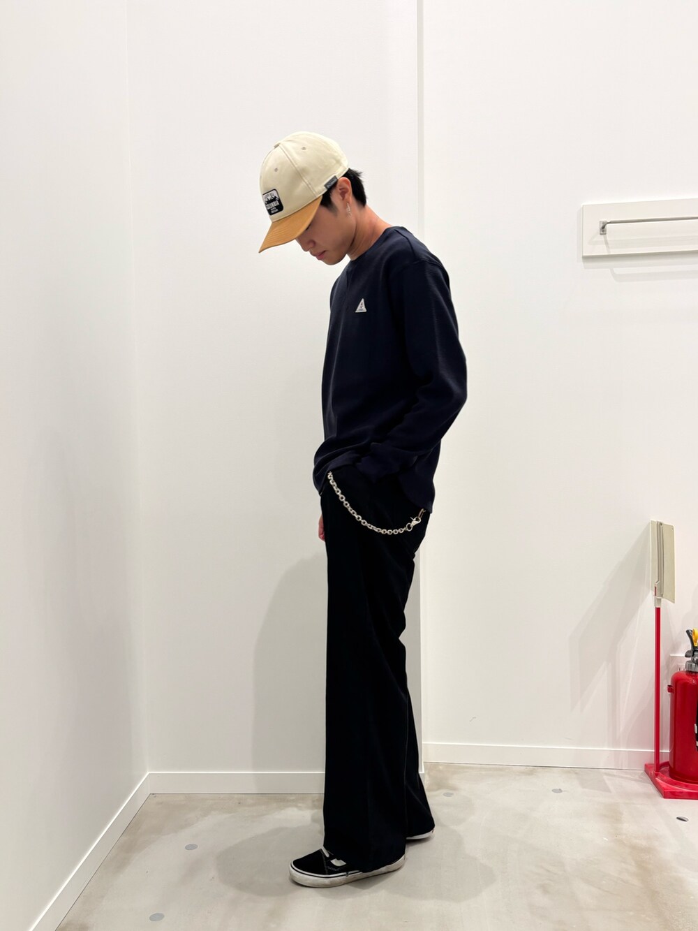 ブルー系のTシャツ/カットソー、ブラック系のその他パンツを着用したメンズの秋コーディネートの2枚目の写真