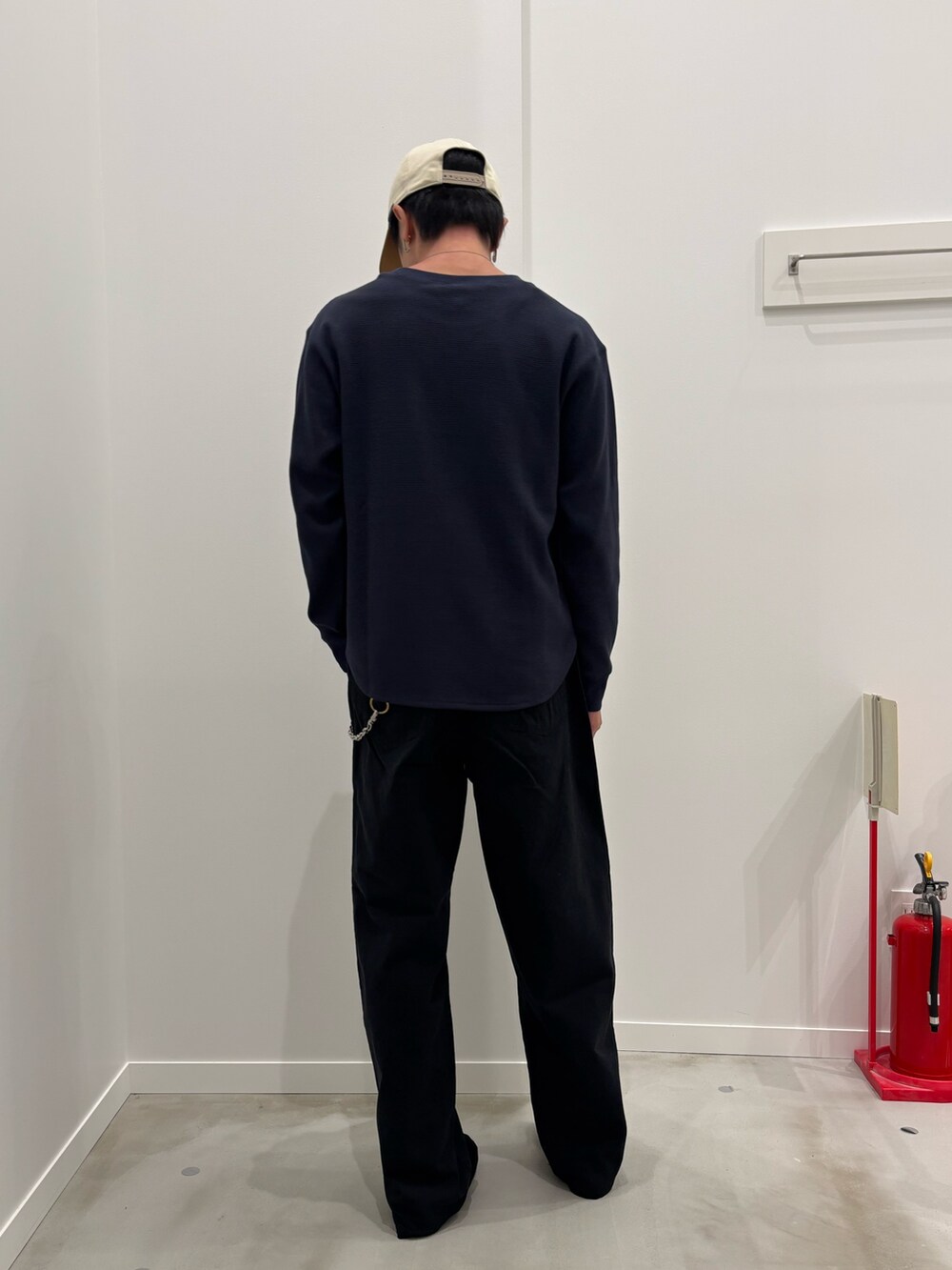 ブルー系のTシャツ/カットソー、ブラック系のその他パンツを着用したメンズの秋コーディネートの3枚目の写真