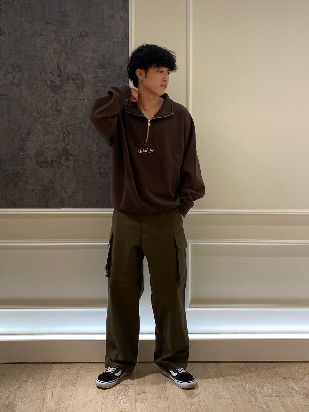 「きれいめカジュアル、ストリート、カーゴパンツ、モノトーン、スウェット、お出かけコーデ、プチプラ、ハーフジップ、秋のコーデ、秋冬コーデ、シンプルスタイル、メンズコーデ、Dickies、m47、FREDY&GLOSTER」｜「Dickiesの【Dickies/ディッキーズ】ロゴ刺繍 ハーフジップスウェット（スウェット、ブラウン系）」を使った、クロリュウさん（メンズ・171cm）の秋コーディネートの4枚目の写真